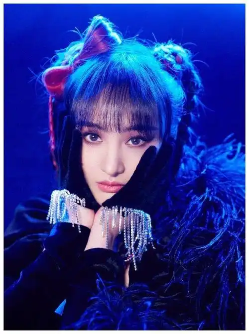 郑爽双麻花辫造型,时尚又减龄