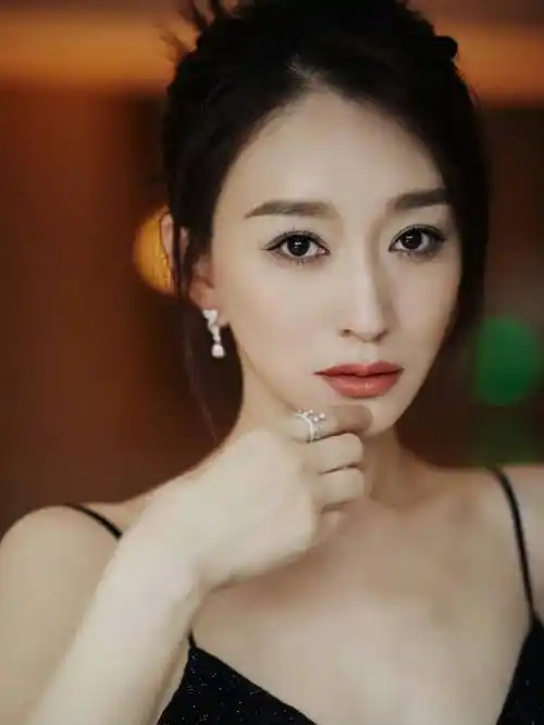 女神李小冉华丽而优雅,如同风姿绰约的花鸟画卷,引人瞩目