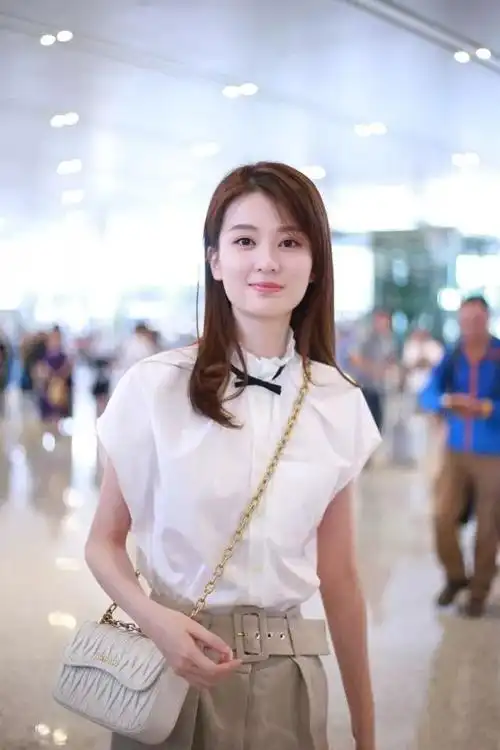 67乔欣这身搭配太少女了同色系斜挎包特别有感觉这帆布鞋真朴素