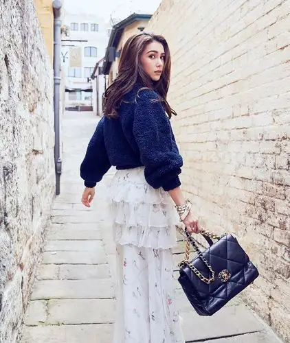 偏爱街头中性风的欧阳娜娜和少女感十足的昆凌,不约而同都选择了黑色