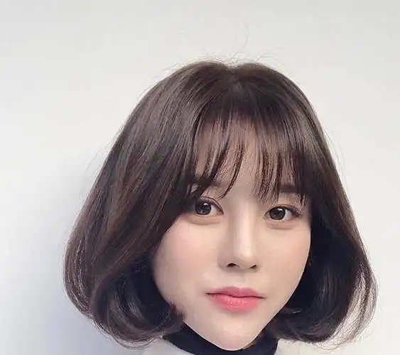 今年流行波波头烫个卷,减龄又小颜