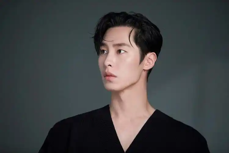 李宰旭昨日更新洗发水拍摄花絮图!也太帅了