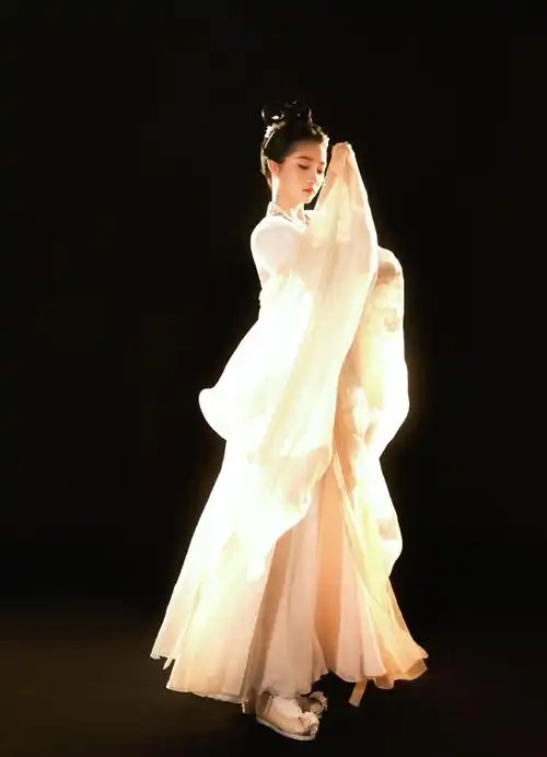 关晓彤古风大片释出 穿白衣唯美又动人(3)