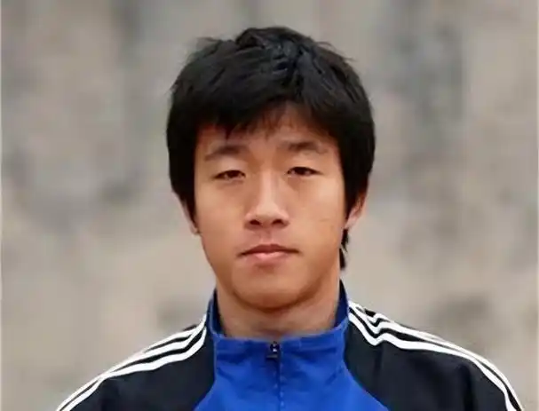 落魄的前大连国脚,与娇妻离异独自抚养女儿,为生计不惜当司机