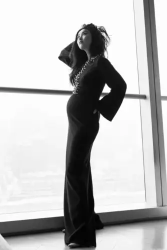 朱珠晒高清孕肚照官宣怀孕打趣最近吃太多小腹高凸孕味十足