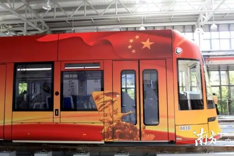 6月29日,为庆祝建党96周年,广州地铁"长征号"红色主题列车在有轨电车