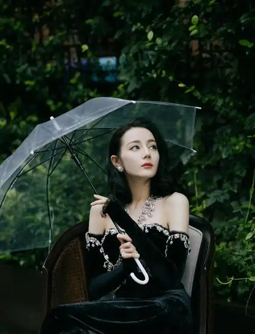 迪丽热巴身着黑色丝绒挂颈式珠宝裙,彰显复古气质,捕捉耀眼时刻