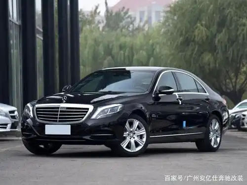 相信大多数车友都不知道这款迈巴赫其实是由14款的奔驰s400改装过来的