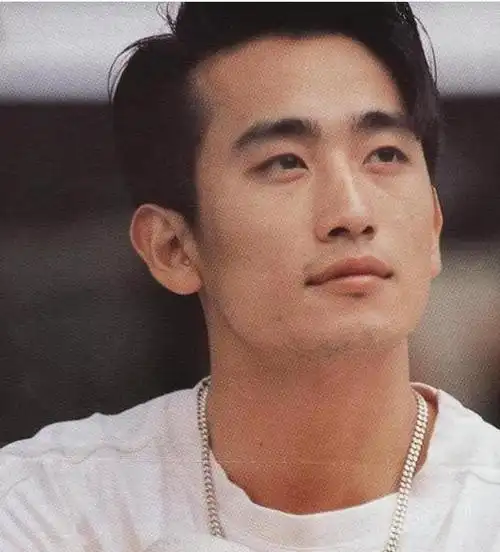 但依旧有着高人气,出道这么多年没什么绯闻,也不像其他韩国明星来中国