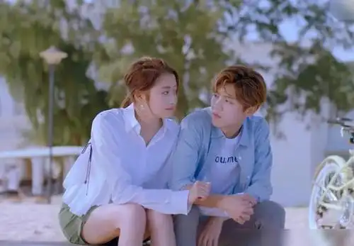 关晓彤23岁生日鹿晗卡点更博为她庆生两人感情如何一看便知