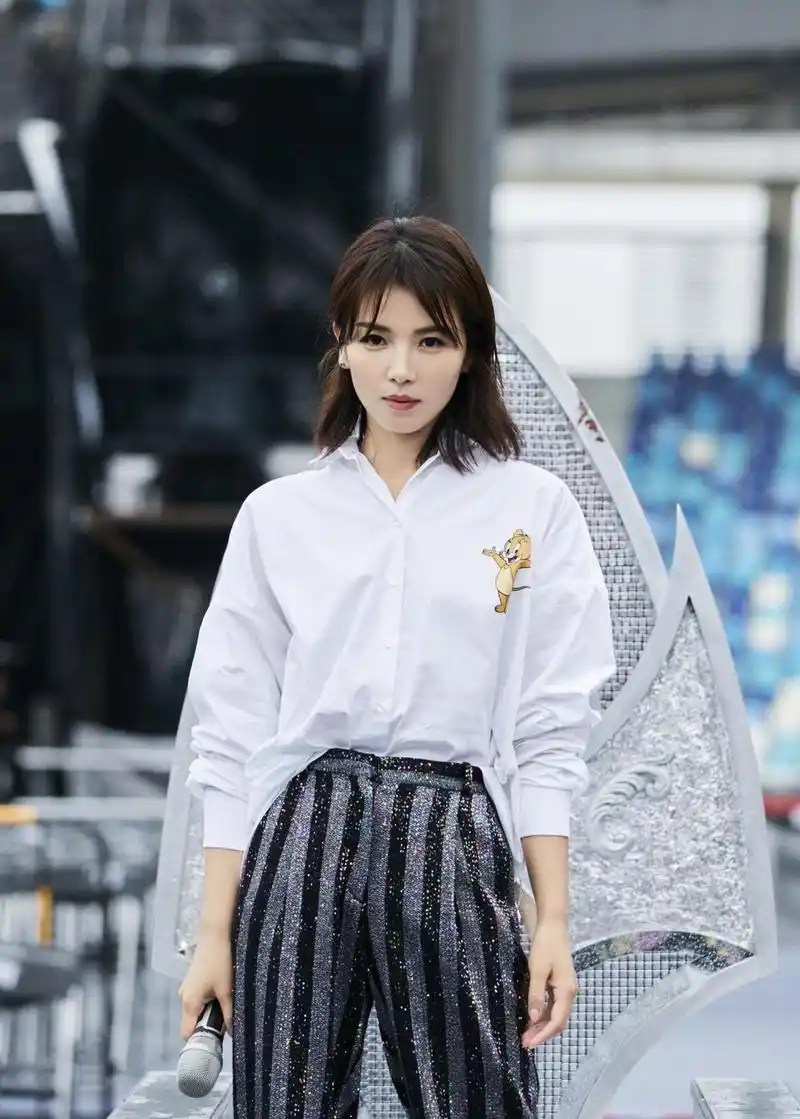 原创刘涛穿搭很有女强人气质感白衬衫搭配条纹裤看上去气场十足