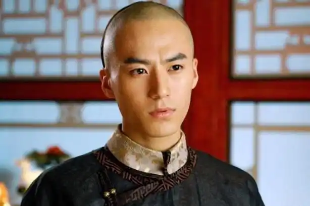 中喜欢年素言的十四阿哥,也是《倾世皇妃》擅长下毒的楚国太子马度云