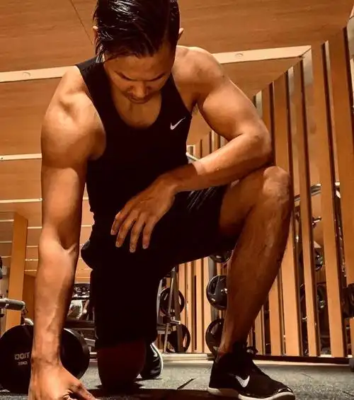 42岁的"黑人"这身肌肉什么水平? zt
