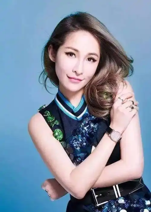 据报道,这位帅气的混血男孩名叫埃尔维斯,他与萧亚轩年龄相差15岁.