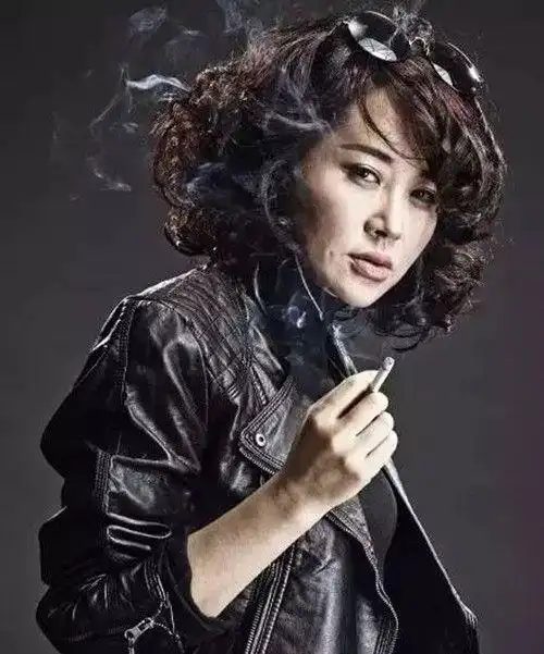 女星也爱吸烟钟丽缇开放许晴优雅张雨绮迷人那英最霸气