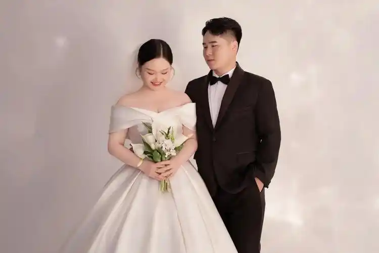 焒 既许一人偏爱,愿尽余生之慷慨7815#晒一晒我的婚纱照 # - 抖