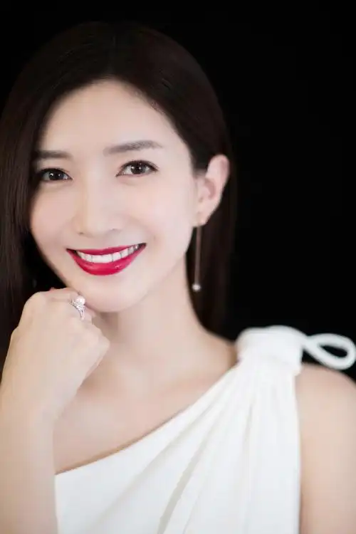 江疏影身穿白色连体裤时髦减龄,32岁嫩回18岁少女,美得认不出