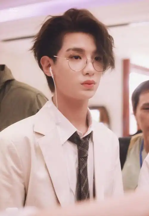 黄明昊眼镜杀合集 是时髦精本精没错了