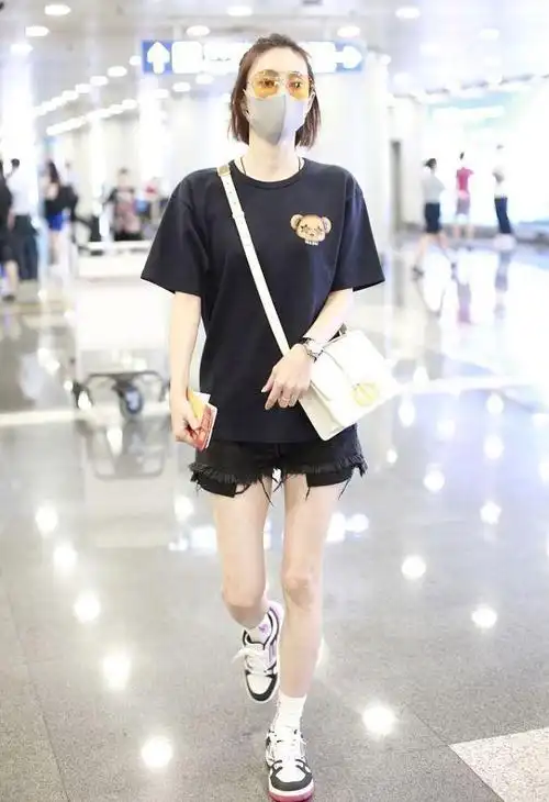 王丽坤肤白如雪穿黑t色差对比太强烈穿热裤露出修长美腿