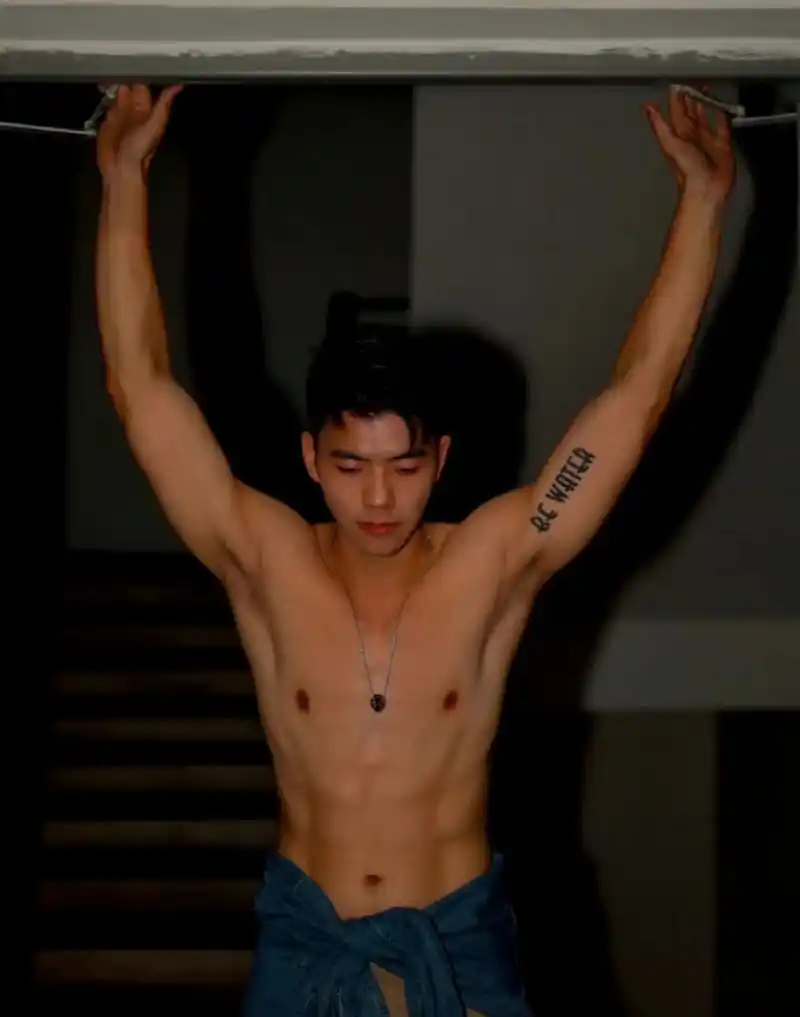 有腹肌的黑皮肌肉男和没有腹肌的白皮肉肉男,你更喜欢哪种类型