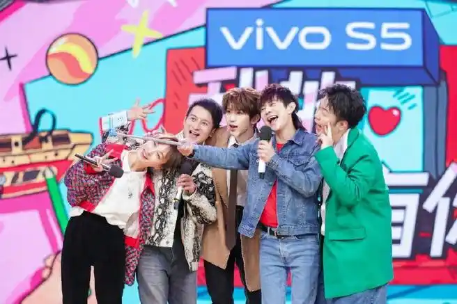 何炅蔡徐坤合影旧照##蔡徐坤