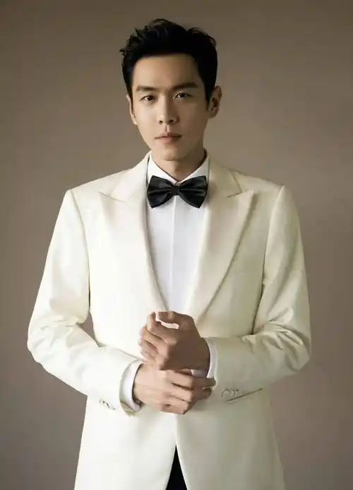 男星张若昀时尚写真:英俊潇洒,美如冠玉