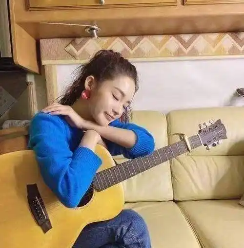 李沁豪宅茶几上堆满零食,阳台能看风景,少女心满满_空间_生活_休闲