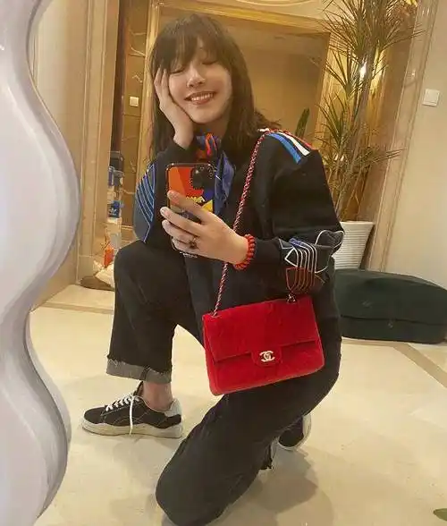 白百何的衣品是真的高,拼色卫衣配牛仔裤简单时髦,减龄又有活力