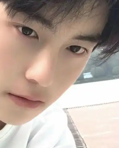 脸白了一点,脸也要油了吧唧的,更不能有痘痘啥的女生对男生干净,清爽