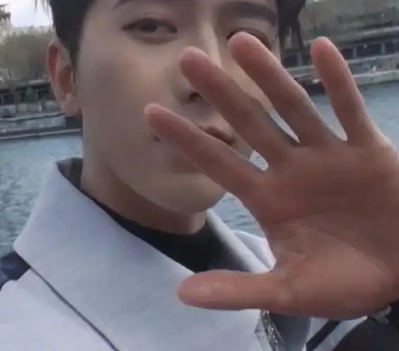 蔡徐坤的自拍短片05宠溺的眼神 嘟嘟嘴太可爱了帅哥的怼脸拍就是