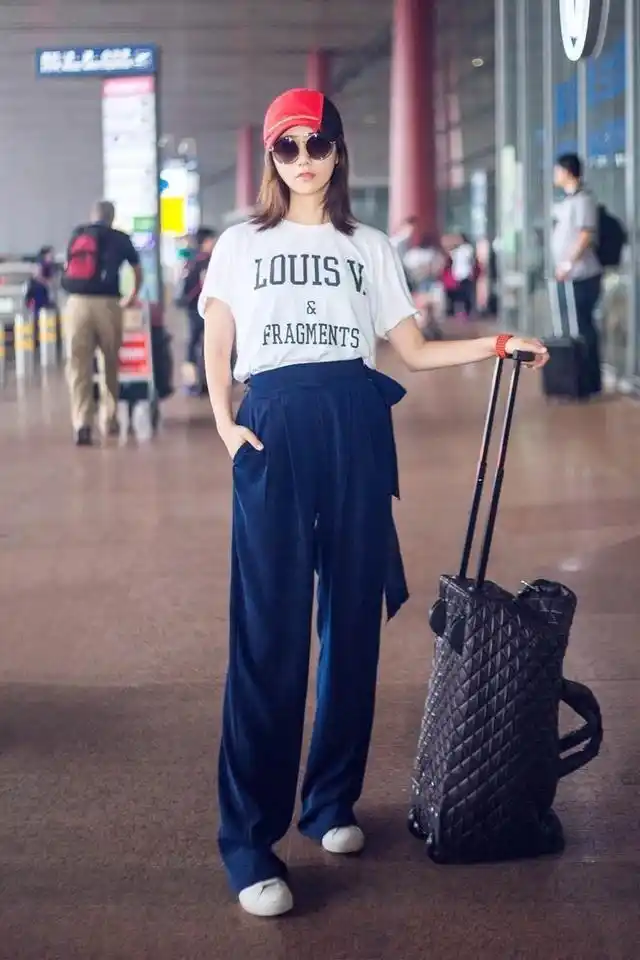 原创刘芸身材太苗条西装内搭白背心配超短裤漫画腿羡煞旁人