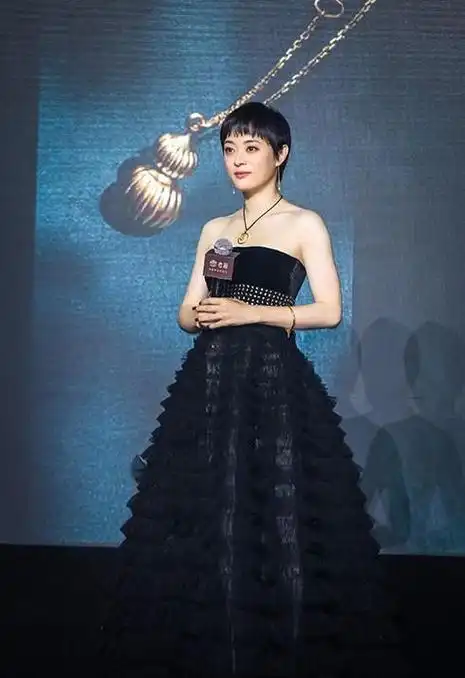 37岁孙俪真是不一般,黑色抹胸长裙低调奢华,女王范儿十足|礼服|裙子