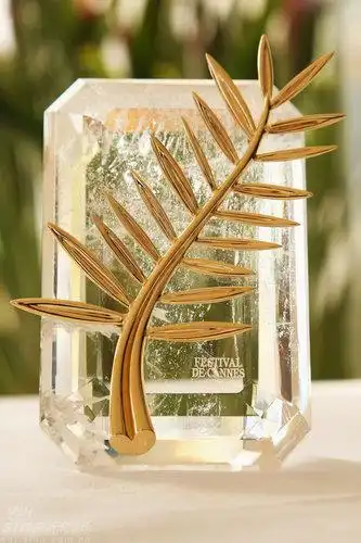 组图金棕榈奖杯戛纳亮相做工精美光芒四射