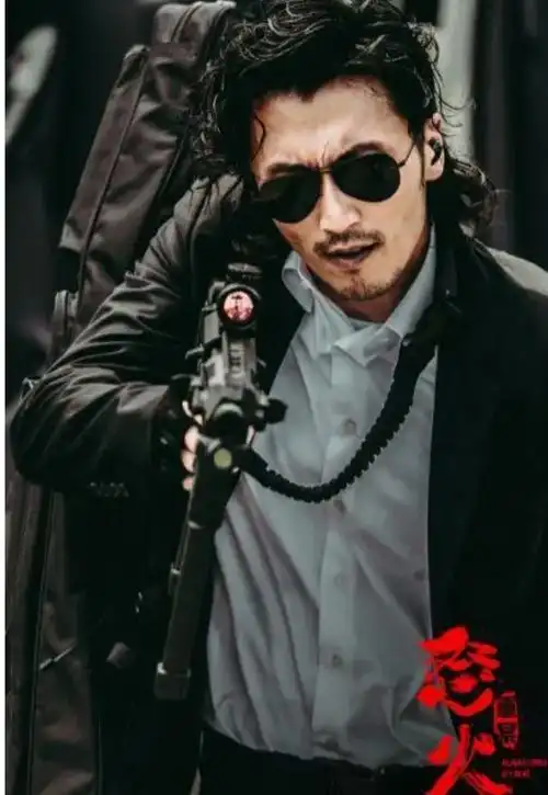 扮演的邪魅反派,很癫狂很疯批,风采反而盖过了真刀实枪打出来的甄子丹