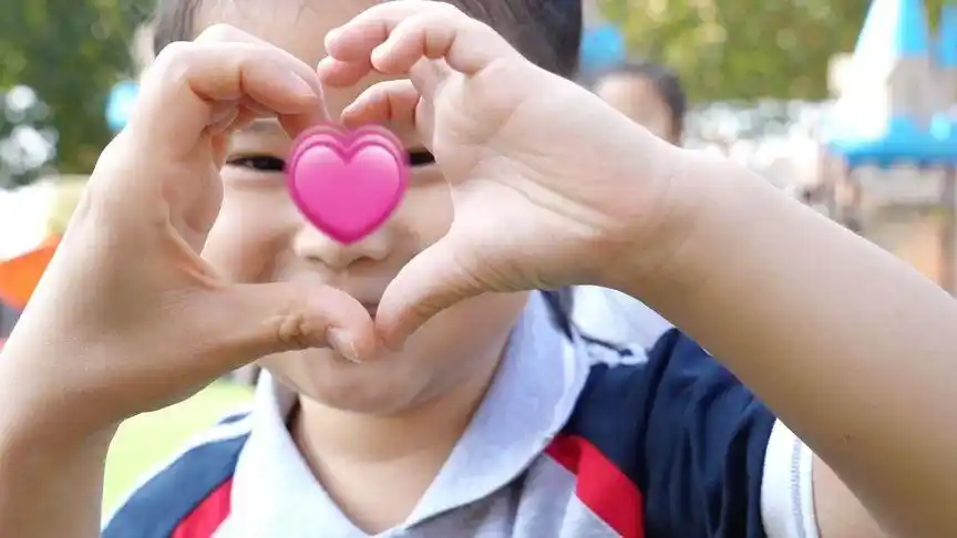 比心!幼儿园是粉色爱心的海洋～#幼儿园#萌娃#大班