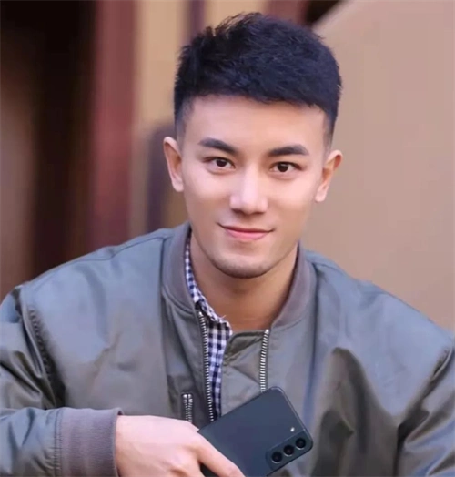 铲青极简短发的硬汉风,利落干练,成熟稳重,使得五官更加立体精致.