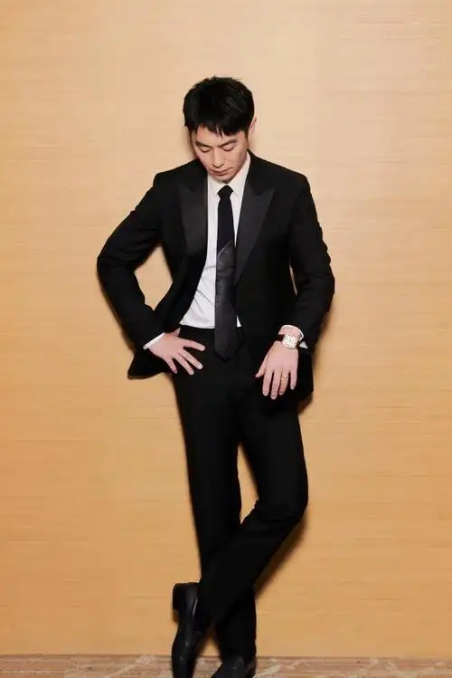 朱亚文金鸡奖黑色西装造型