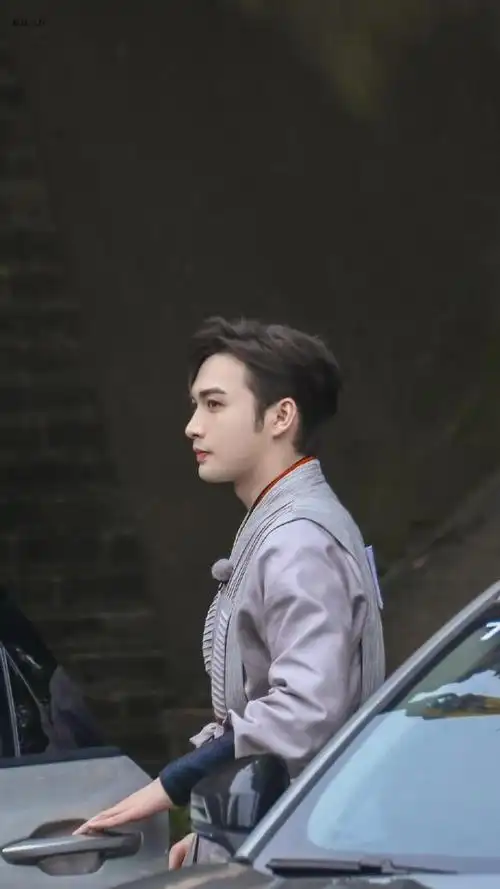 组图:张彬彬《奔跑吧》直播量身形 106大长腿身材优越