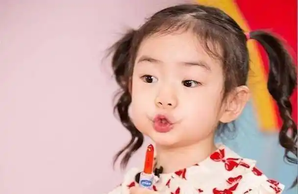 戚薇女儿lucky5岁了,再次面对镜头时,已不是原来的她_lucky_时候_变化