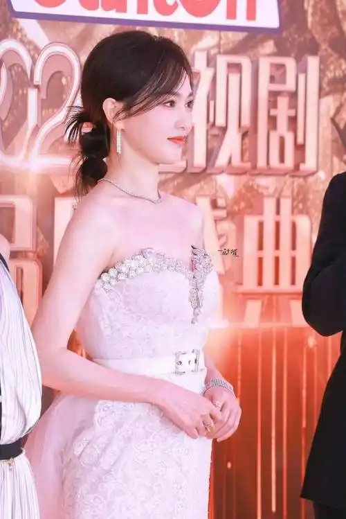 唐嫣穿白色抹胸礼裙妆容精致生图状态超能打