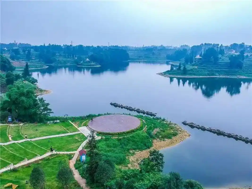 雅安市名山区的月亮湖景区是一处国家4a级旅游景区,它位于百丈镇银