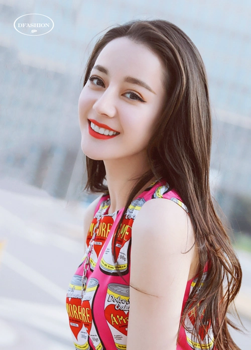 迪丽热巴解锁一组甜美可爱系风尚美图,如花仙子一般清新可人