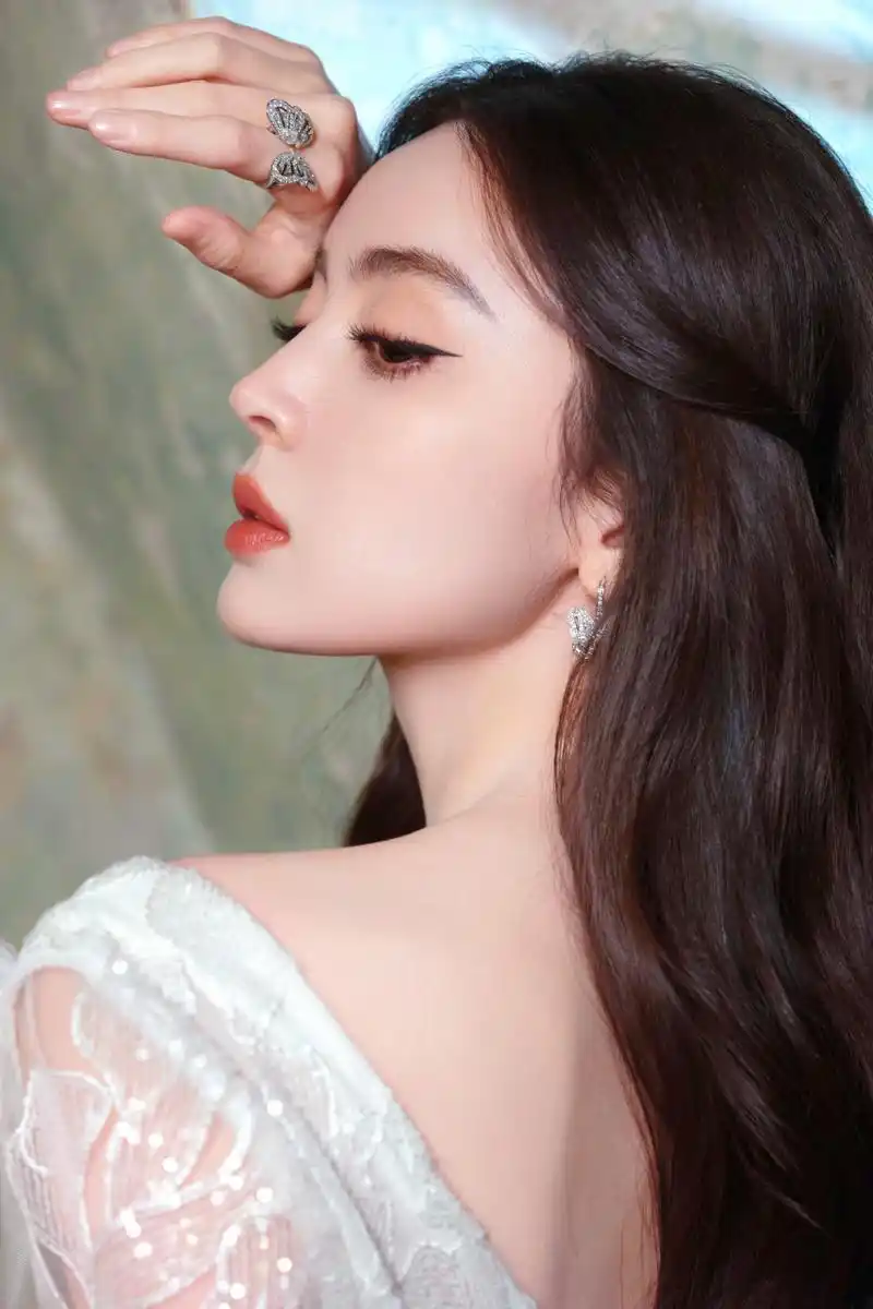 古力娜扎壁纸精选:与蝶共舞曼妙迷人 #古力娜扎