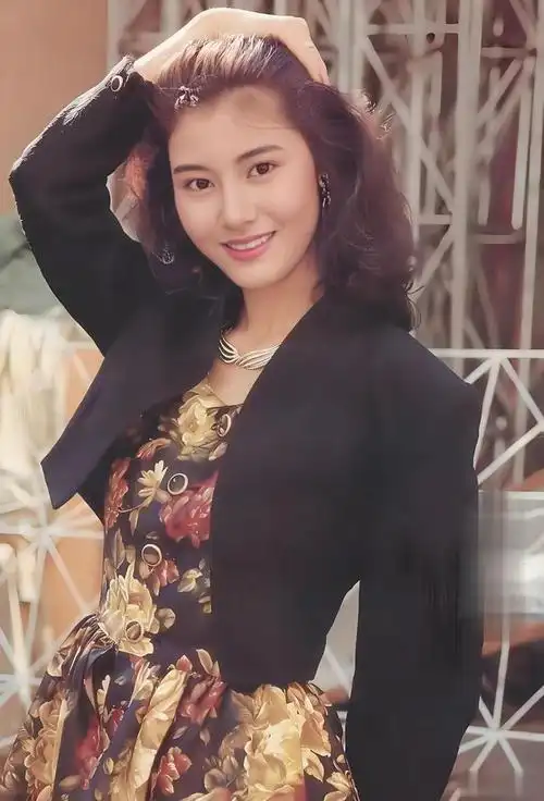 李嘉欣长发飘飘黑色制服外衣彩色裙子年轻气质有活力