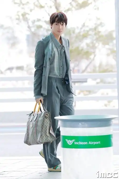 exo金钟仁现身机场如走t台 低头浅笑迷人贵公子范尽显【组图】