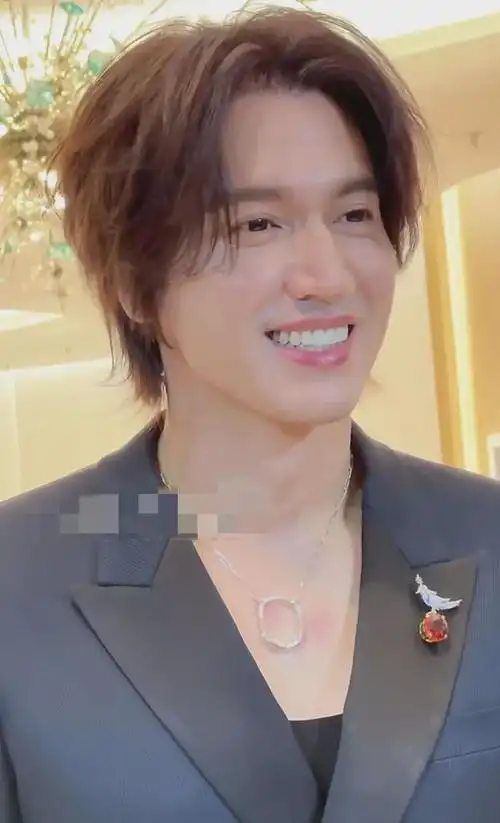 47岁言承旭近照曝光!皮肤紧致细腻,身材高拔,眼神清澈如少年!