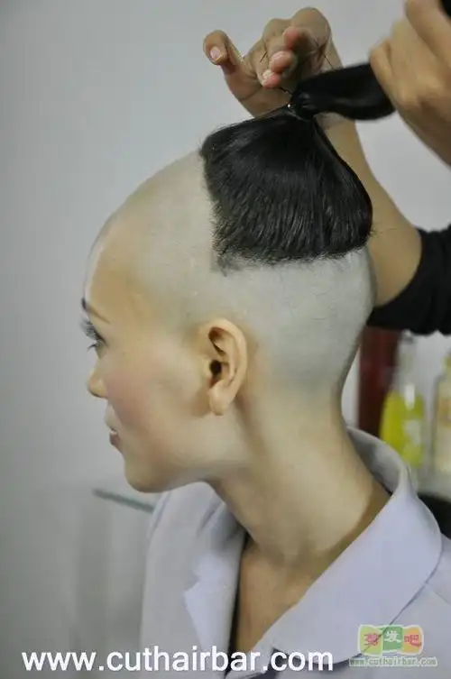 女秘书剃光头剪发吧8914