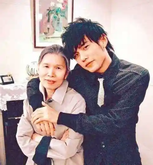 的认真训起狗来,并且取名叫嘻哈狗,一旁的化妆师杜国璋也连忙为狗配音