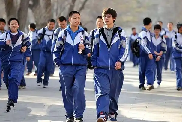 上海一家长反映两套校服1400元,问学校能否"宽容一些"