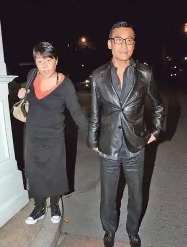 落魄后曾摆地摊,如今风光依旧宠爱丑妻_梁家辉_妻子_江嘉年